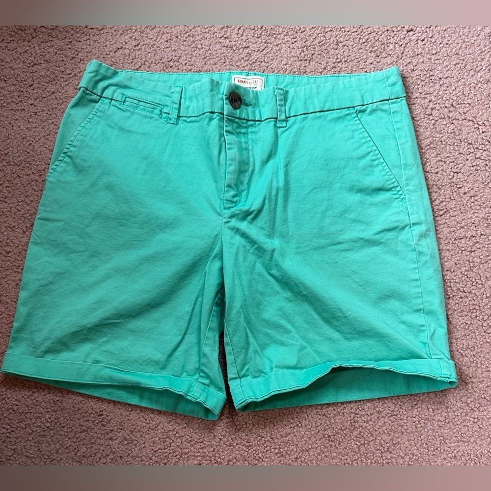 Khakis by Gap Size 8 Bermuda shorts boyfriend cut